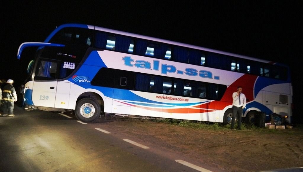 Un micro de Transporte Automotores La Plata cayó a la banquina en la