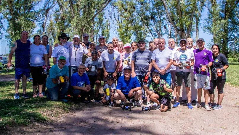 Se realizó el quinto encuentro de autos retro en el Parque Borchex